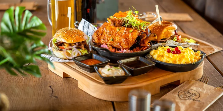 Mäsová doska z originálneho BBQ texaského grilu s prílohou a omáčkou