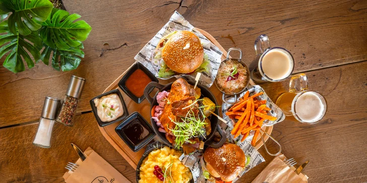 Mäsová doska z originálneho BBQ texaského grilu s prílohou a omáčkou