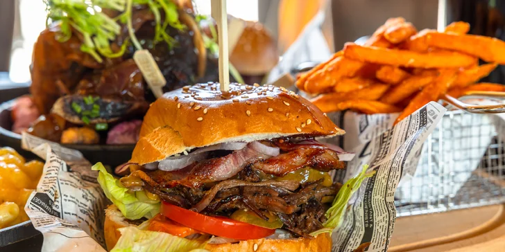 Mäsová doska z originálneho BBQ texaského grilu s prílohou a omáčkou