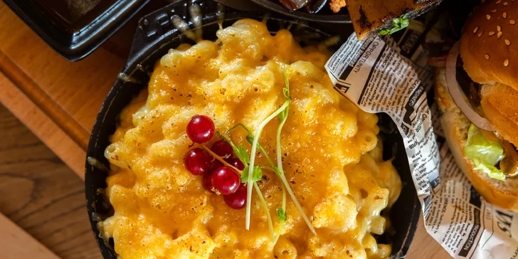 Mäsová doska z originálneho BBQ texaského grilu s prílohou a omáčkou