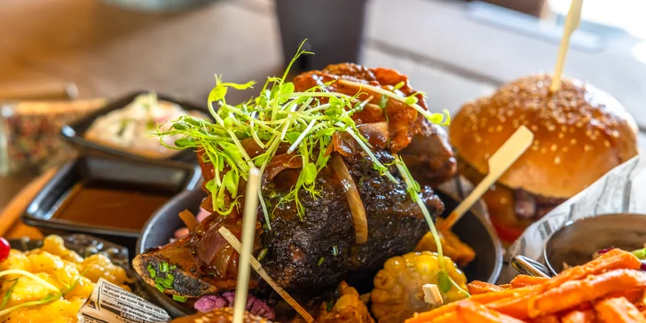 Mäsová doska z originálneho BBQ texaského grilu s prílohou a omáčkou