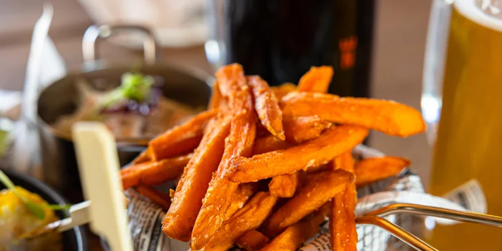 Mäsová doska z originálneho BBQ texaského grilu s prílohou a omáčkou