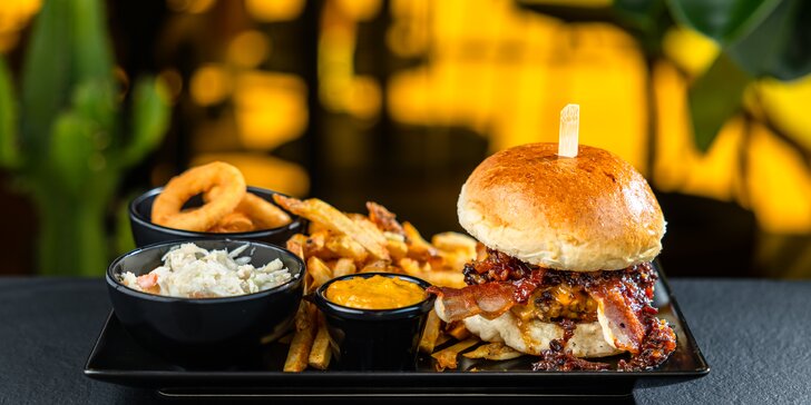Legendárny KONN Burger s hranolčekmi, coleslawom a cibuľovými krúžkami
