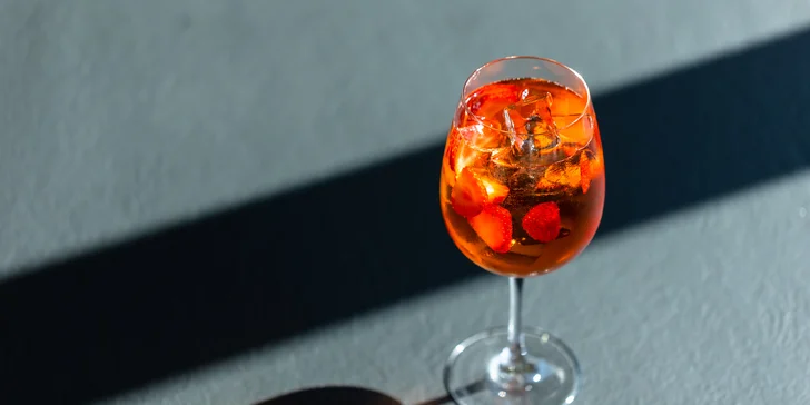 3 miešané drinky podľa vášho výberu: Mojito, Gin-Tonic, Mimoza, Mai Tai a i.