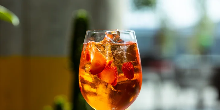 3 miešané drinky podľa vášho výberu: Mojito, Gin-Tonic, Mimoza, Mai Tai a i.