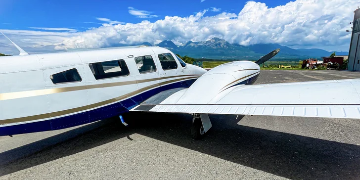 Zaži Tatry z vtáčej perspektívy: Vyhliadkové lety lietadlom PIPER PA-34 SENECA pre 1 až 5 osôb - aj s možnosťou pilotovania!