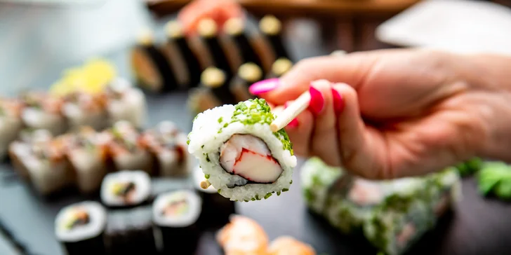 Ázijské menu s miso polievkou, kačicou a sushi alebo celý lahodný sushi set pre 2 osoby