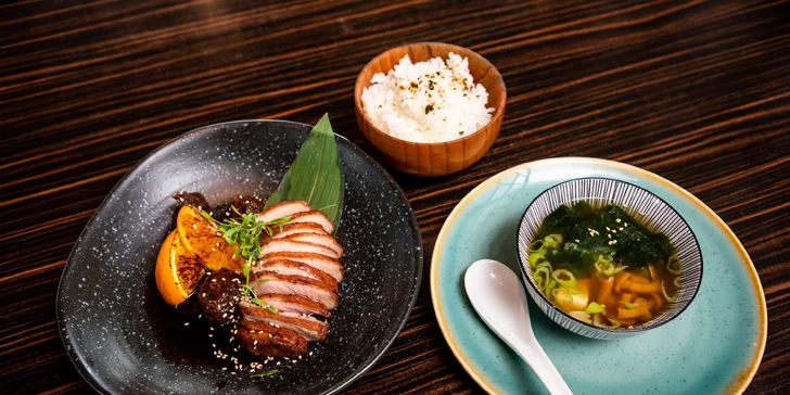 Ázijské menu s miso polievkou, kačicou a sushi alebo celý lahodný sushi set pre 2 osoby