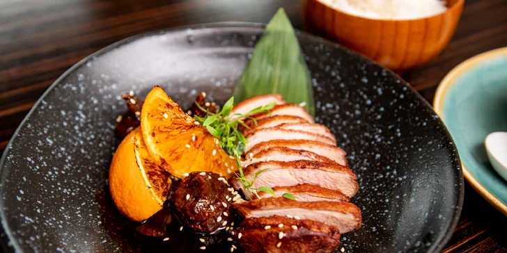 Ázijské menu s miso polievkou, kačicou a sushi alebo celý lahodný sushi set pre 2 osoby