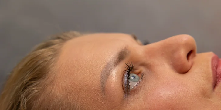 Odstránenie permanentného make-upu obočia pomocou lasera