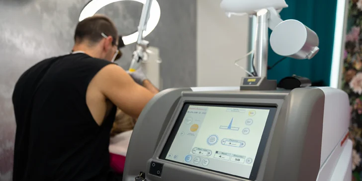 Odstránenie permanentného make-upu obočia pomocou lasera