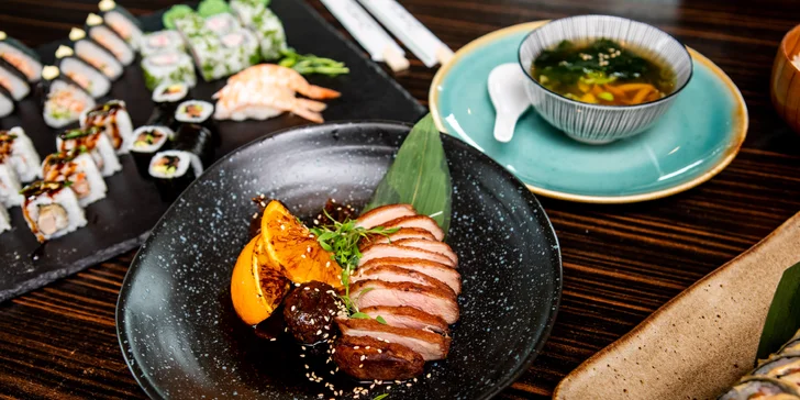 Ázijské menu s miso polievkou, kačicou a sushi alebo celý lahodný sushi set pre 2 osoby