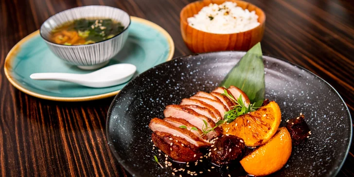 Ázijské menu s miso polievkou, kačicou a sushi alebo celý lahodný sushi set pre 2 osoby