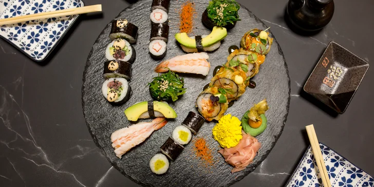 Sushi set alebo kuracie kokosové kari s mangom a jasmínovou ryžou