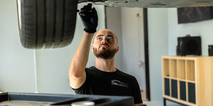 Výmena oleja a olejového filtra vrátane materiálu