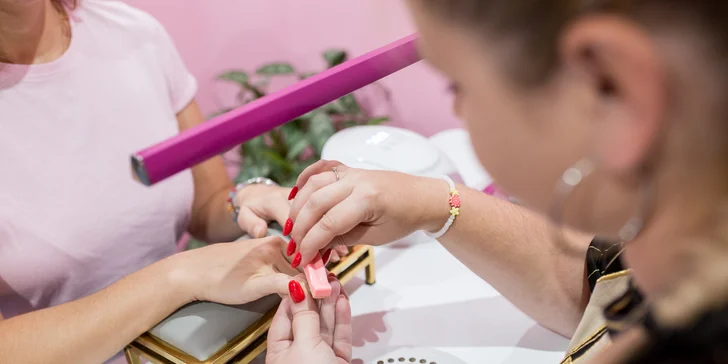 Manikúra a pedikúra aj s gél lakom pre krásne nechty