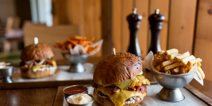 Medovo-horčicový alebo slaninový burger s hranolčekmi a omáčkou