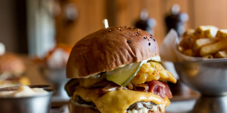 Medovo-horčicový alebo slaninový burger s hranolčekmi a omáčkou
