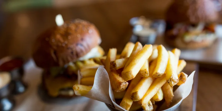 Medovo-horčicový alebo slaninový burger s hranolčekmi a omáčkou