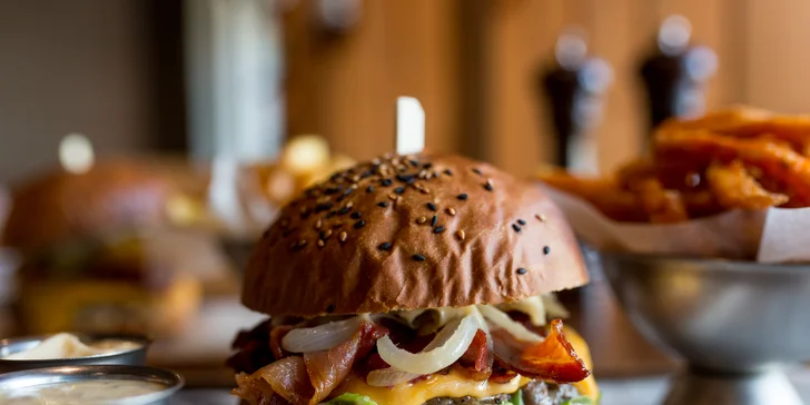 Medovo-horčicový alebo slaninový burger s hranolčekmi a omáčkou