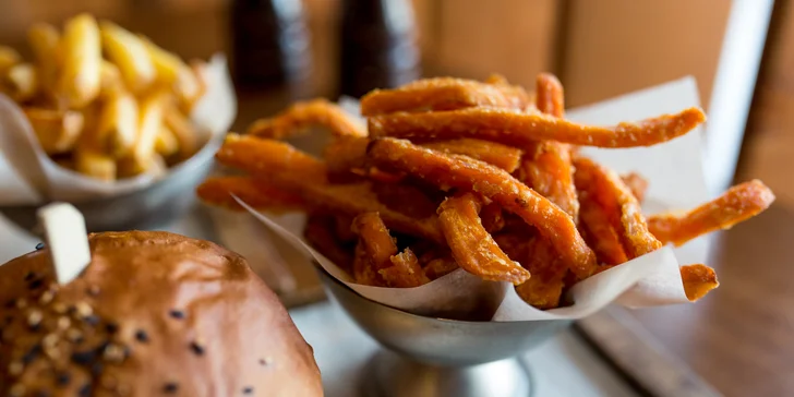 Medovo-horčicový alebo slaninový burger s hranolčekmi a omáčkou