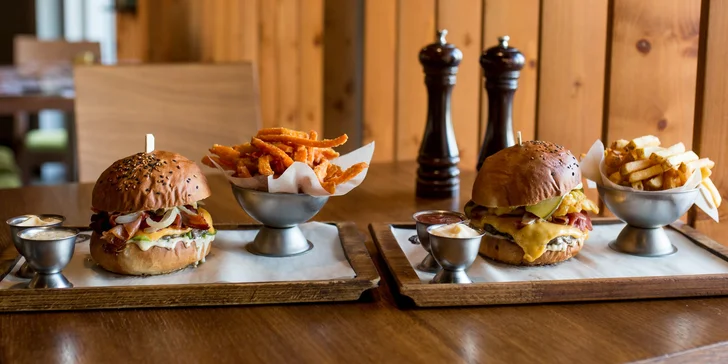 Medovo-horčicový alebo slaninový burger s hranolčekmi a omáčkou
