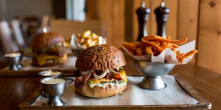 Medovo-horčicový alebo slaninový burger s hranolčekmi a omáčkou