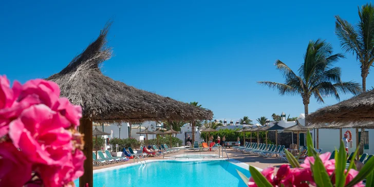 Lanzarote s možnosťou stravy: neobmedzene bazény, hotel 10 minút pešo od pláže, animačný program