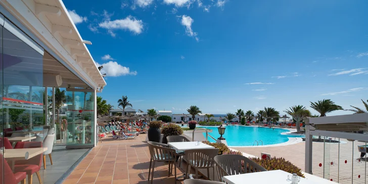 Lanzarote s možnosťou stravy: neobmedzene bazény, hotel 10 minút pešo od pláže, animačný program
