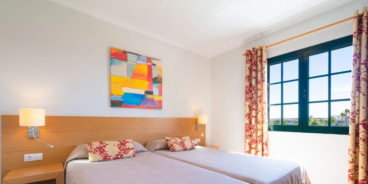 Lanzarote s možnosťou stravy: neobmedzene bazény, hotel 10 minút pešo od pláže, animačný program