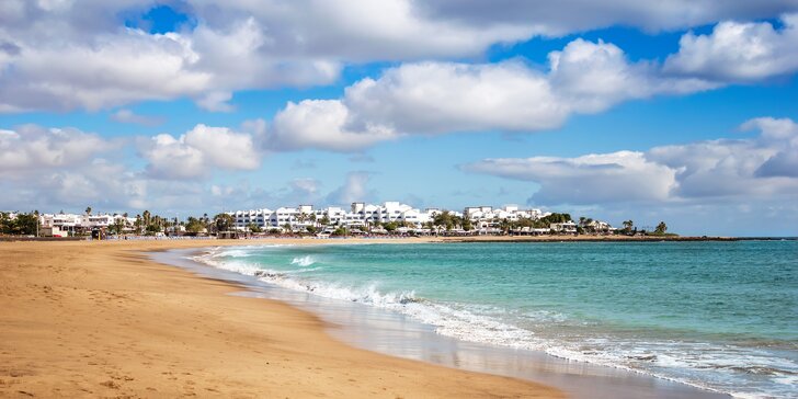 Lanzarote s možnosťou stravy: neobmedzene bazény, hotel 10 minút pešo od pláže, animačný program