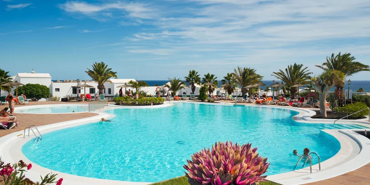 Lanzarote s možnosťou stravy: neobmedzene bazény, hotel 10 minút pešo od pláže, animačný program