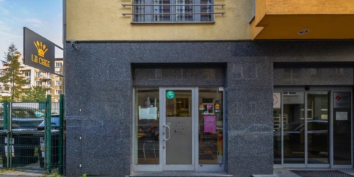 Hovädzí Chipotle cheeseburger s hranolčekmi a nápojom