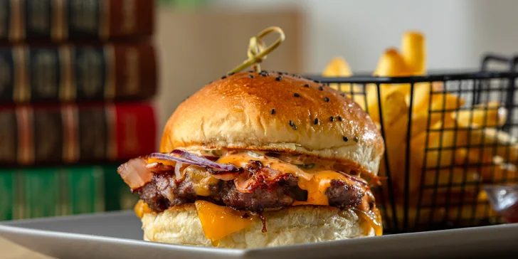 Hovädzí Chipotle cheeseburger s hranolčekmi a nápojom