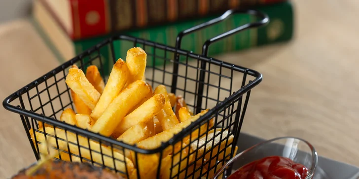 Hovädzí Chipotle cheeseburger s hranolčekmi a nápojom