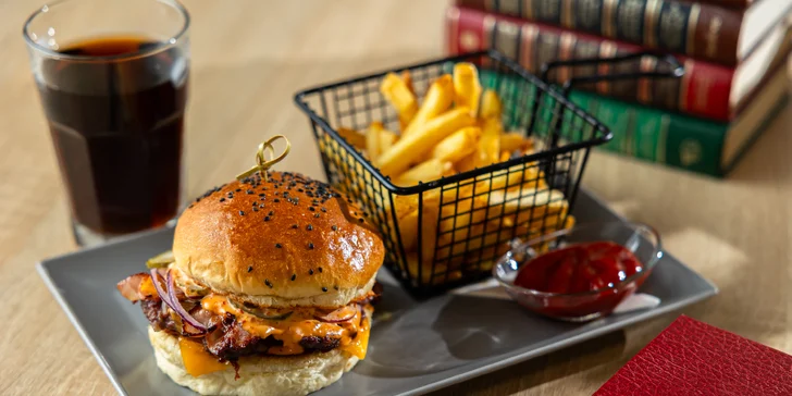 Hovädzí Chipotle cheeseburger s hranolčekmi a nápojom