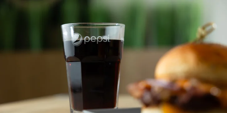 Hovädzí Chipotle cheeseburger s hranolčekmi a nápojom