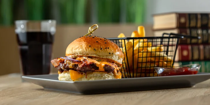 Hovädzí Chipotle cheeseburger s hranolčekmi a nápojom