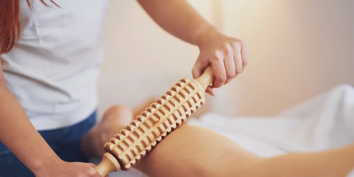 Celotelová maderoterapia, blahodarná masáž drevenými valčekmi