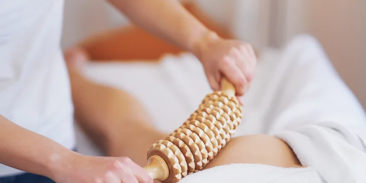 Celotelová maderoterapia, blahodarná masáž drevenými valčekmi