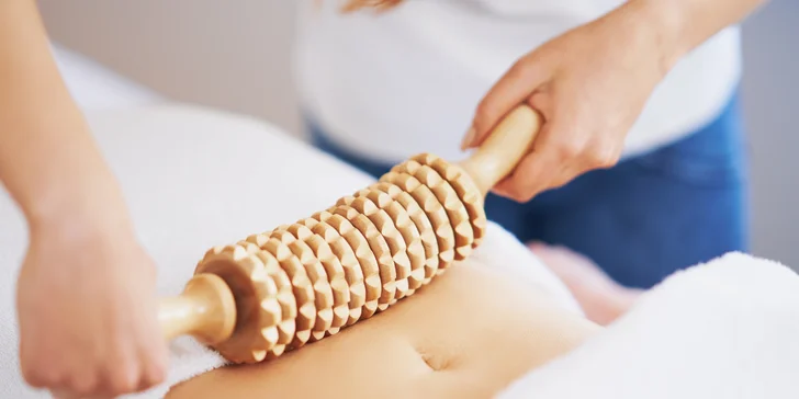 Celotelová maderoterapia, blahodarná masáž drevenými valčekmi