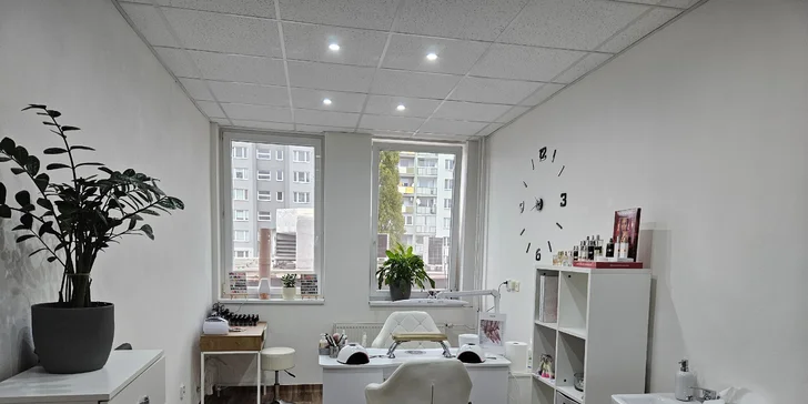 Manikúra s gél lakom v salóne MAJA nails