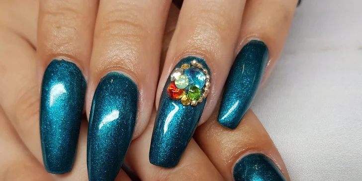 Manikúra s gél lakom v salóne MAJA nails
