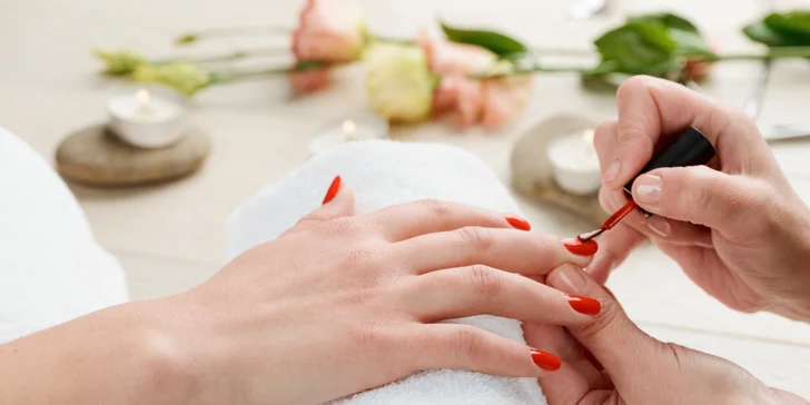 Manikúra s gél lakom v salóne MAJA nails