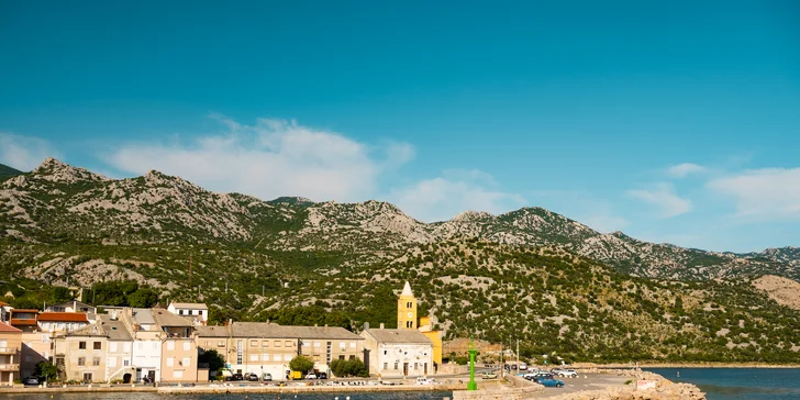 Chorvátsko: obľúbený hotel s bazénom priamo pri pláži, plná penzia a množstvo aktivít, 2 deti zadarmo