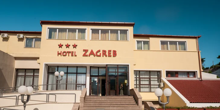 Chorvátsko: obľúbený hotel s bazénom priamo pri pláži, plná penzia a množstvo aktivít, 2 deti zadarmo