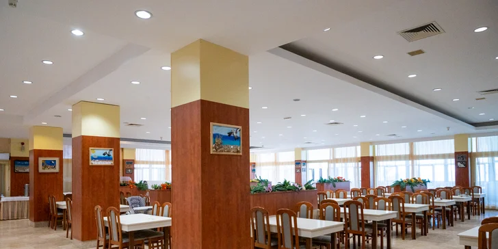 Chorvátsko: obľúbený hotel s bazénom priamo pri pláži, plná penzia a množstvo aktivít, 2 deti zadarmo