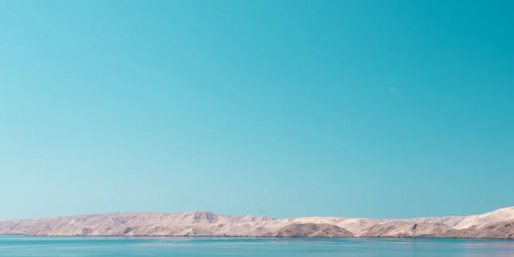 Chorvátsko: obľúbený hotel s bazénom priamo pri pláži, plná penzia a množstvo aktivít, 2 deti zadarmo