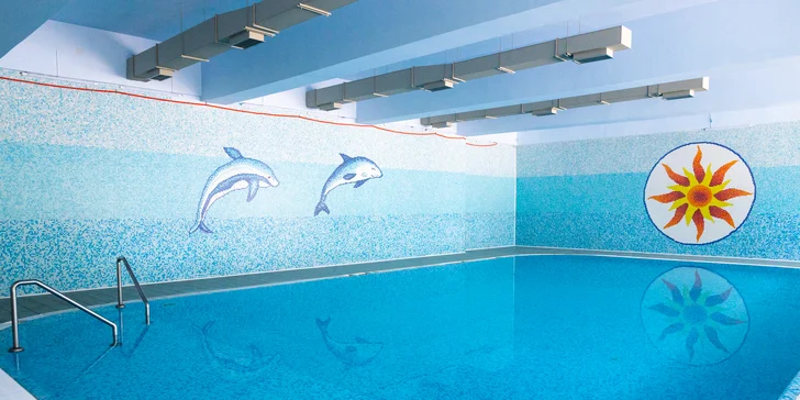 Chorvátsko: obľúbený hotel s bazénom priamo pri pláži, plná penzia a množstvo aktivít, 2 deti zadarmo