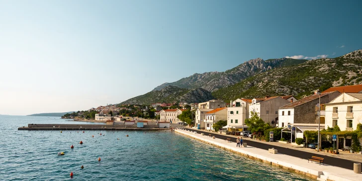 Chorvátsko: obľúbený hotel s bazénom priamo pri pláži, plná penzia a množstvo aktivít, 2 deti zadarmo